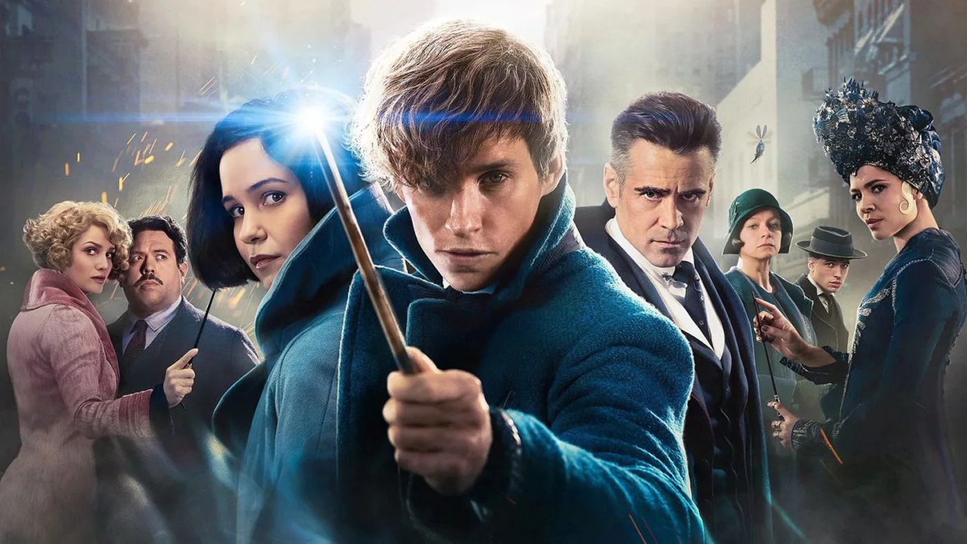 Newt Scamander segurando a varinha, com Tina, Queenie, Jacob, Graves e outros personagens atrás, em arte oficial de Animais Fantásticos e Onde Habitam