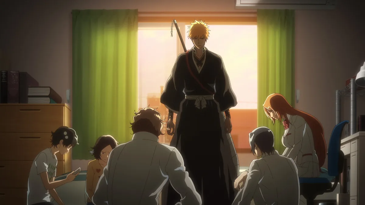Ichigo em pé, com a espada nas costas, diante dos amigos sentados num quarto iluminado pelo pôr do sol, em cena oficial de Bleach: Thousand-Year Blood War