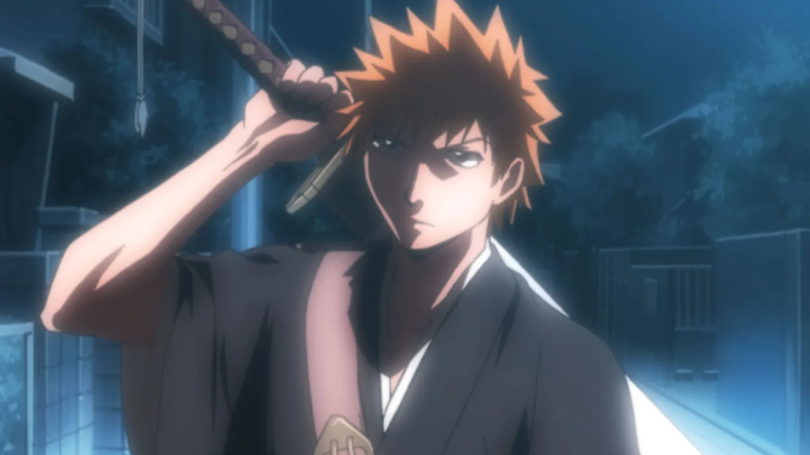 Ichigo Kurosaki de uniforme preto de Ceifeiro de Almas, com a espada Zangetsu apoiada no ombro, numa rua à noite iluminada de azul, em imagem oficial da série clássica de Bleach