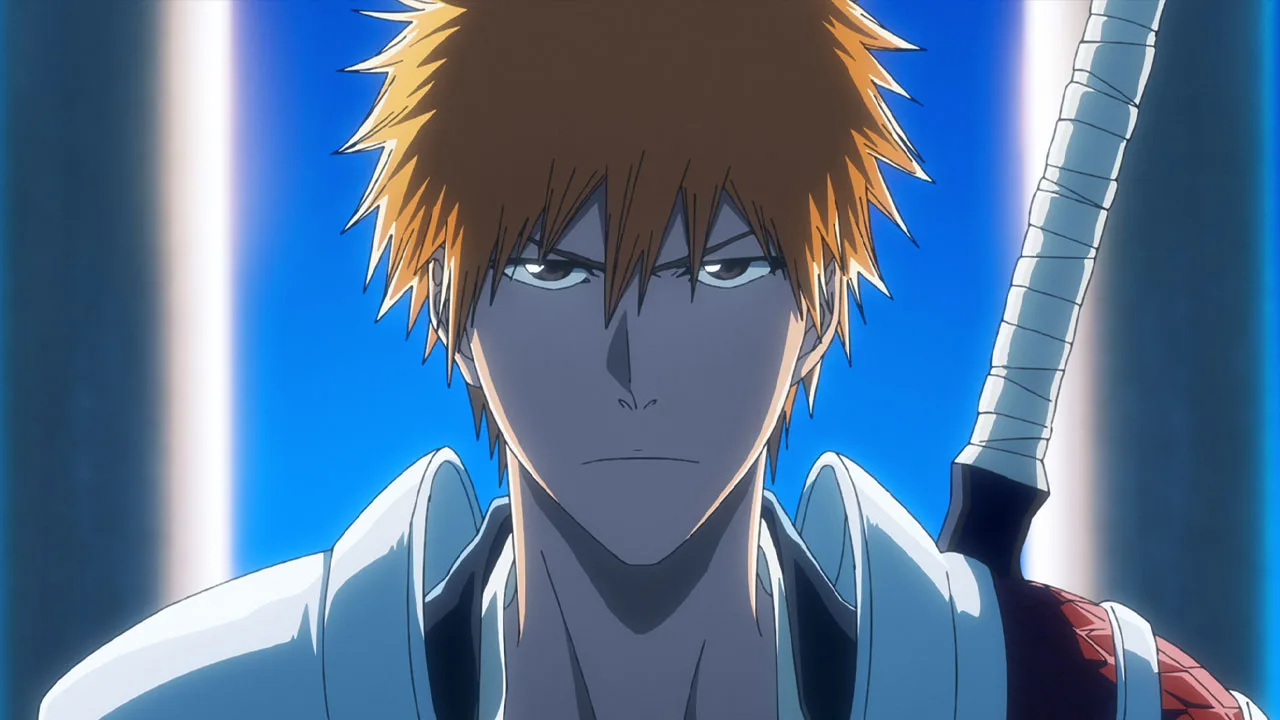 Ichigo de uniforme branco, com a espada nas costas e olhar decidido, sob uma luz azul, em imagem oficial de Bleach: Thousand-Year Blood War