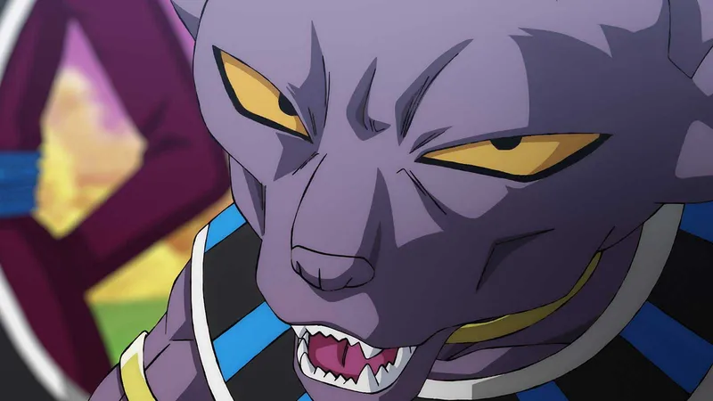 Beerus, o Deus da Destruição, de perto e mostrando os dentes, em cena oficial do episódio 2 de Dragon Ball Super: Beerus