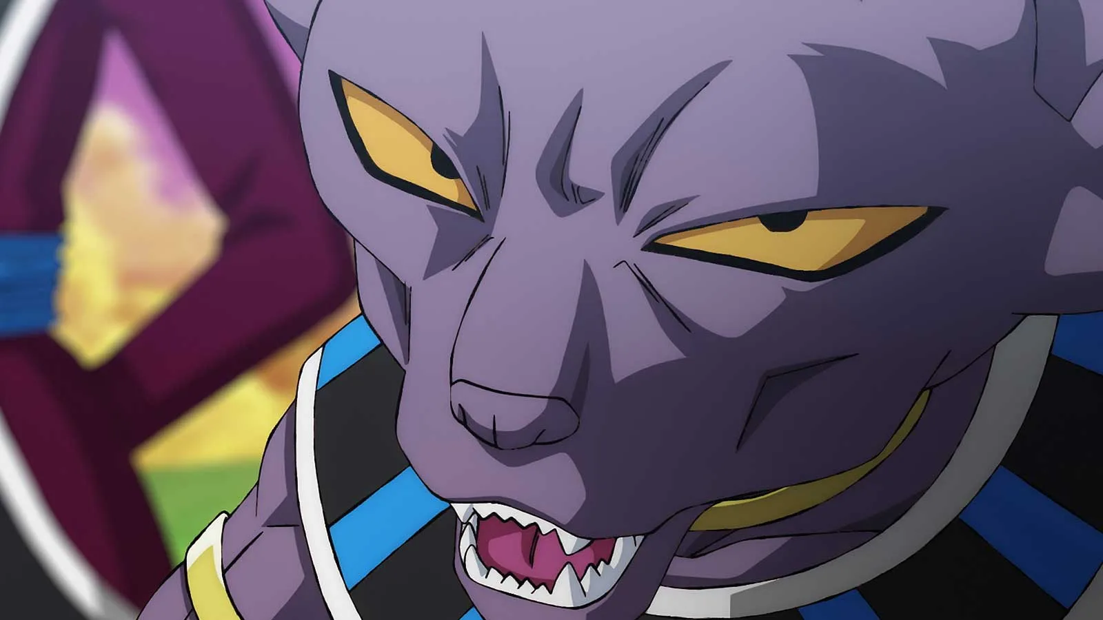 Beerus, o Deus da Destruição, de perto e mostrando os dentes, em cena oficial do episódio 2 de Dragon Ball Super: Beerus