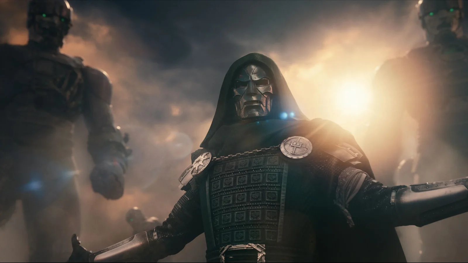 Doutor Destino, de capuz e máscara de metal, em imagem oficial de Vingadores: Doutor Destino